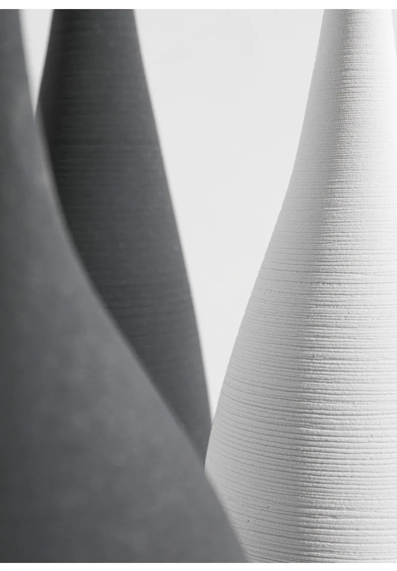 Modern Ceramic Elegance – Minimalist Tabletop Vase