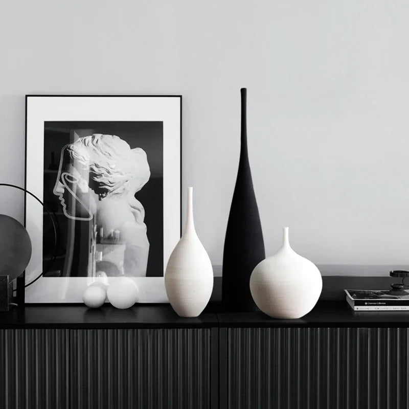 Modern Ceramic Elegance – Minimalist Tabletop Vase