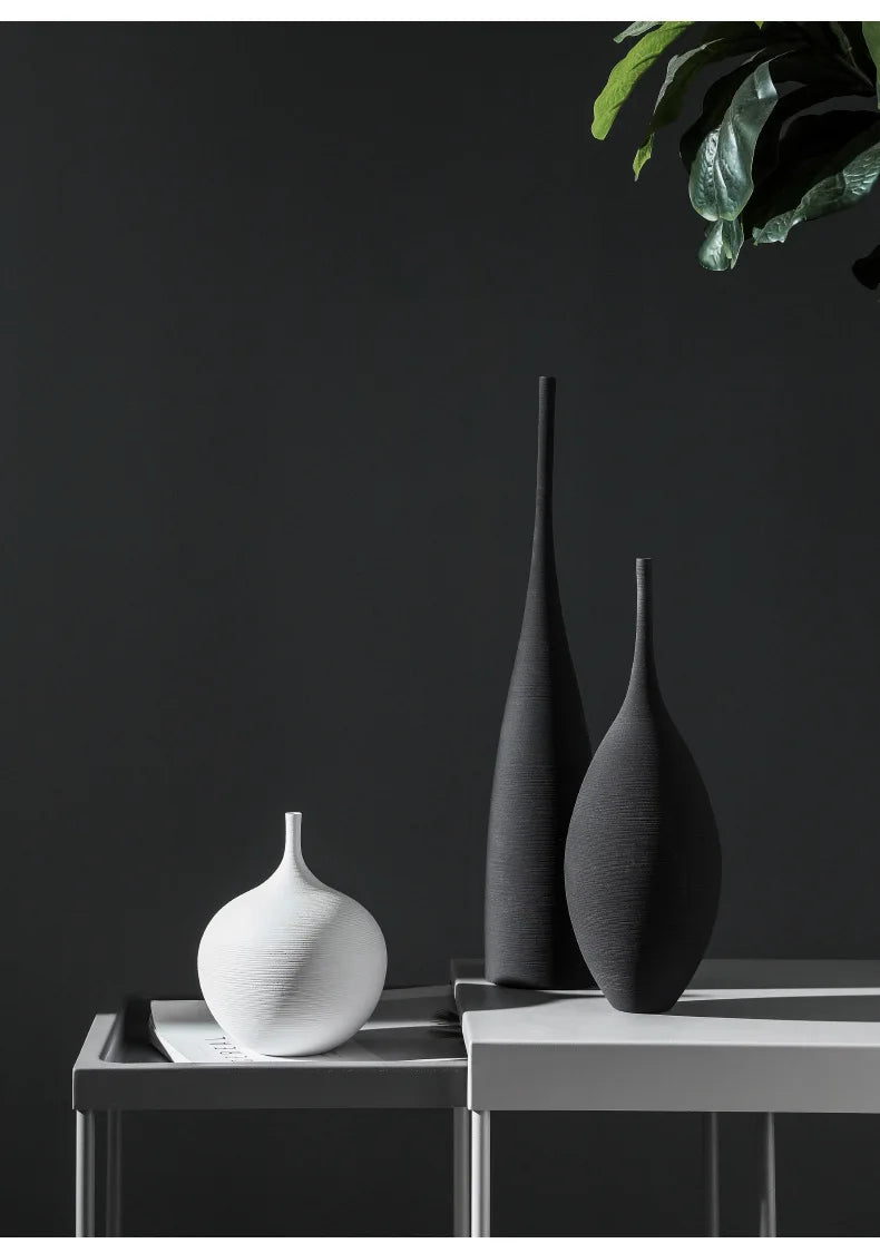 Modern Ceramic Elegance – Minimalist Tabletop Vase