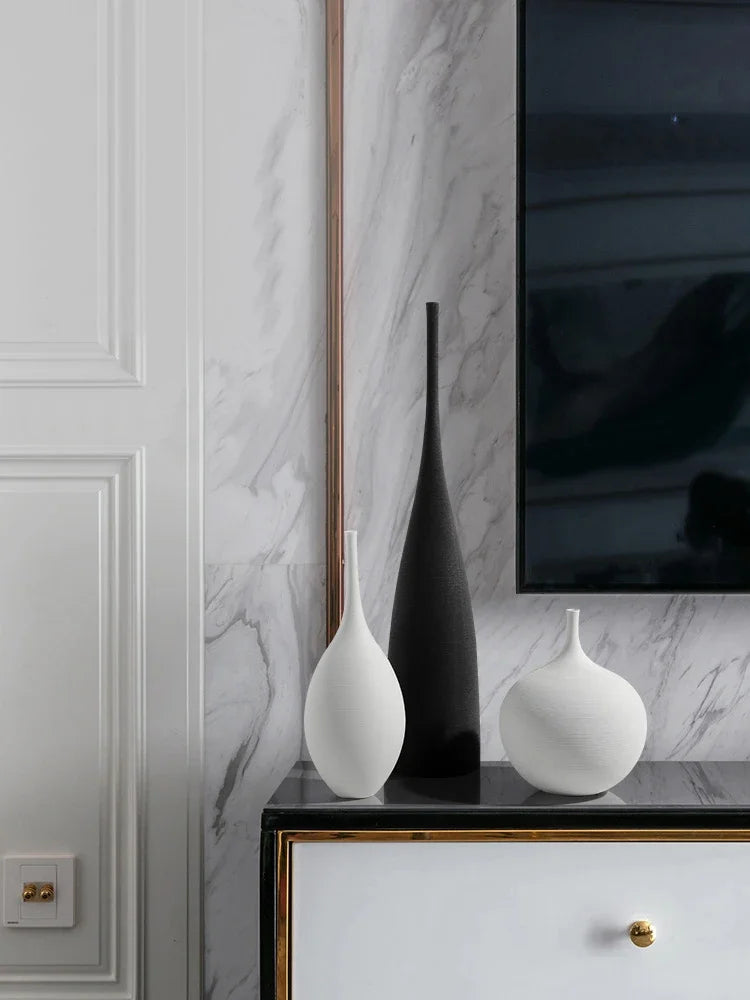 Modern Ceramic Elegance – Minimalist Tabletop Vase
