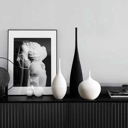 Modern Ceramic Elegance – Minimalist Tabletop Vase