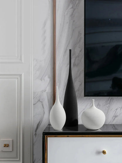 Modern Ceramic Elegance – Minimalist Tabletop Vase